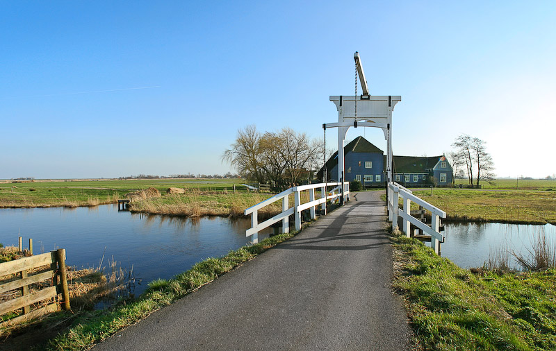 Aandammerbrug met woonboerderij