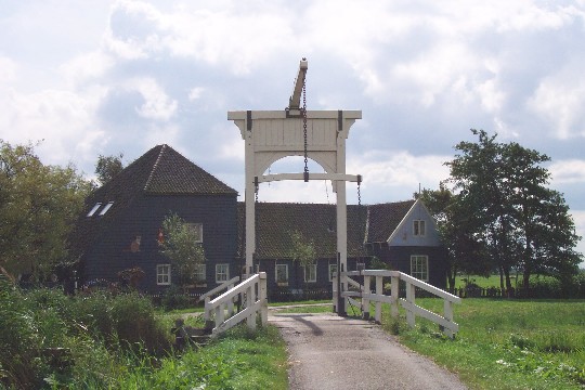 Aandammerbrug met woonboerderij