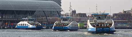 Amsterdam Centraal Station, gezien vanaf het IJ