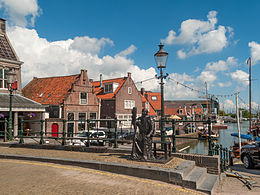 De dam van Monnickendam bij de Waag en de oude haven van Monnickendam