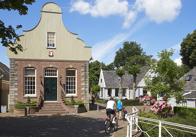 de brug naar het voormalige gemeentehuis