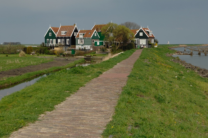 Markerwerf (Roze Werf) aan het IJselmeer