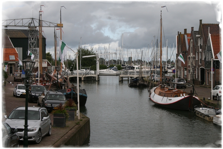 Magere Brug bij het Marker Veerhuis aan de haven in Monnickendam