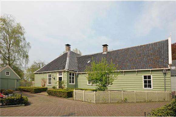 Broek in Waterland, typisch Broeker huis aan het Roomeinde