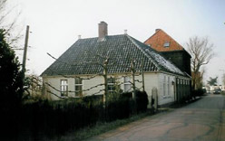 Broek in Waterland, oude boerderij met kaakberg aan de Broekermeerdijk