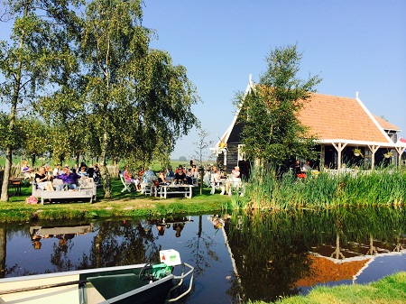 Het terras van de Theetuin te Overleek