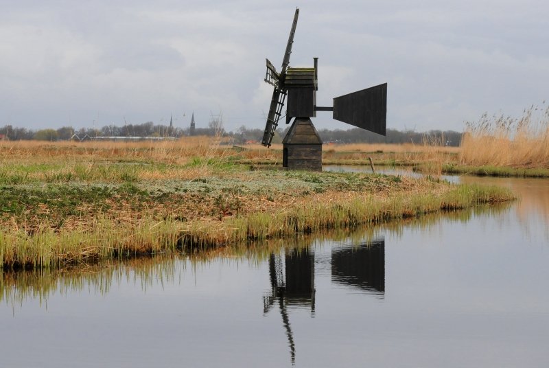 gezicht op Ilpendam vanuit het Varkensland bij Watergang