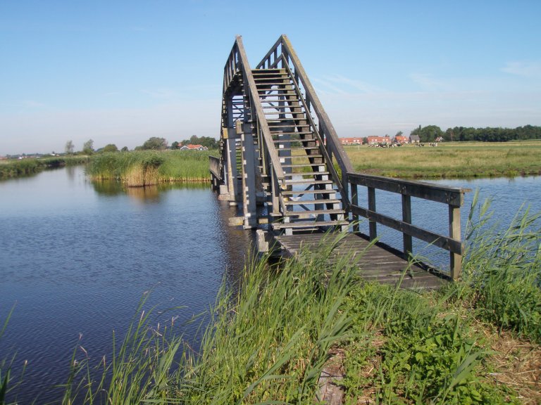 Broek in Waterland, brug over de drievaart