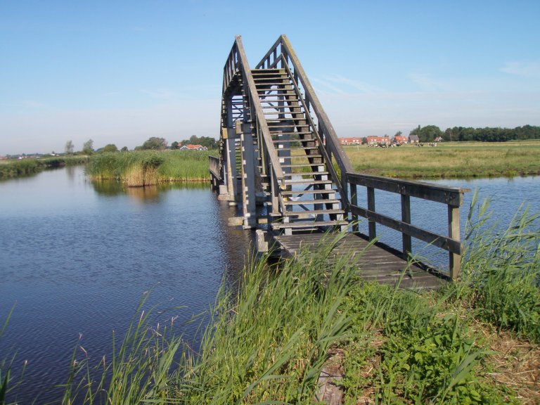 Broek in Waterland, brug over de drievaart
