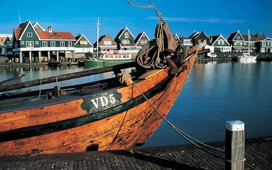 Gevels Volendam en vissersboot