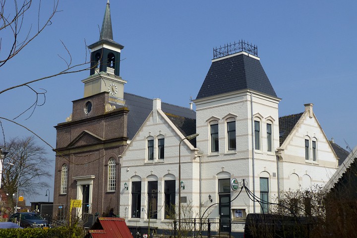 Kerk en voormalige school in Warder