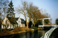 Witte ophaalbrug over de zestedenvaart