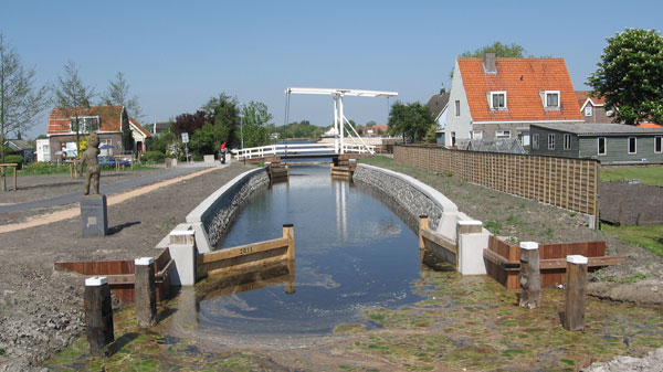 Veenderijbrug, sluis en standbeeld